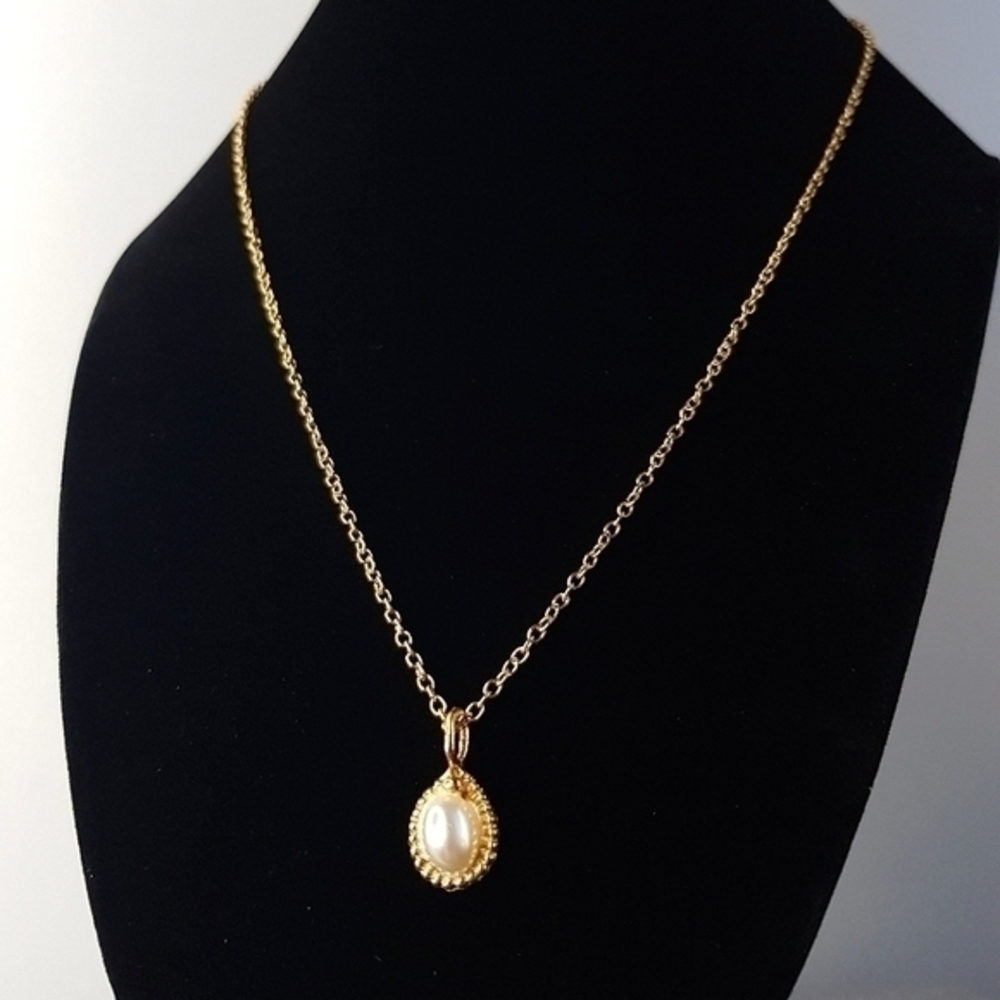 4/24$  Vintage faux pearl and gold tone delicate necklace